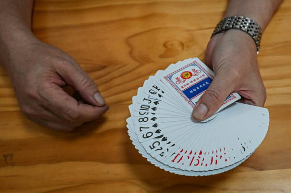 "Egg throwing", the card game that fascinates China but annoys the government