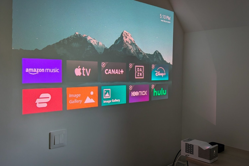 Philips Screeneo UL5 Smart Review: What is this strange compact short-throw projector for ?