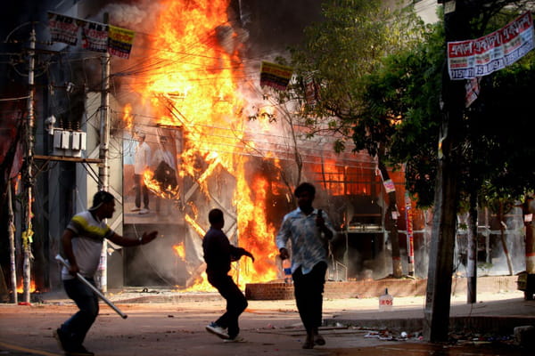 Bangladesh: Protesters march on capital after bloody day