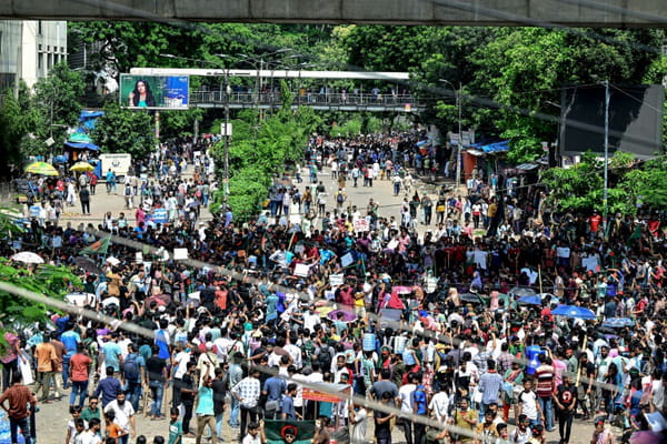 Bangladesh: Protesters march on capital after bloody day