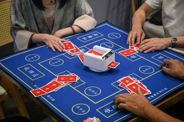 "Egg throwing", the card game that fascinates China but annoys the government