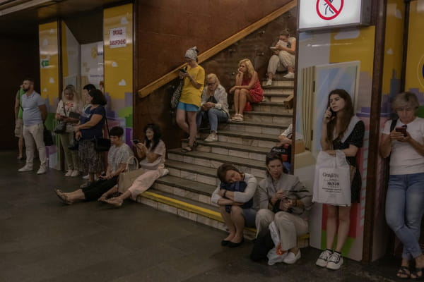 In kyiv under bombs, Ukrainians take refuge in the subway