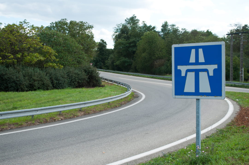 The speed limit is 90km/h on this busy motorway, be careful if you have to use it