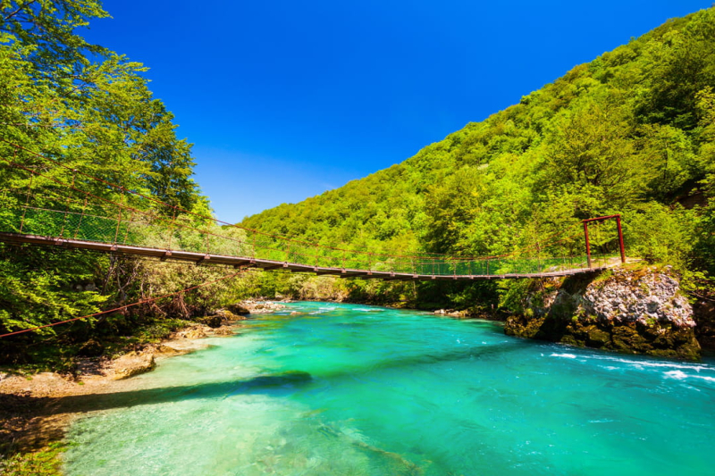 This canyon with turquoise waters is one of the most beautiful in the world. 3 hours from Paris, it is still little known to tourists