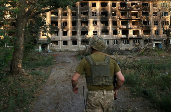 Ukraine: Russian grip tightens in eastern city of Chassiv Yar