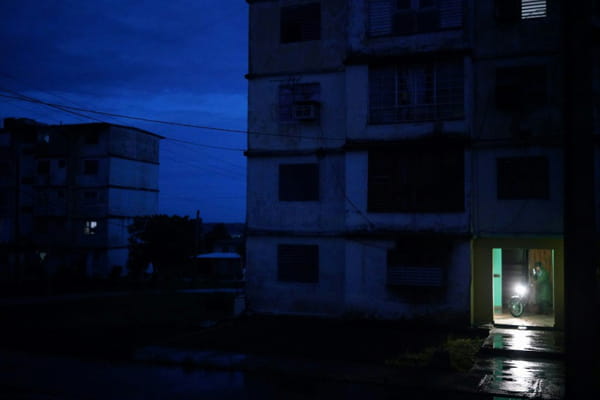 Hurricane imminent in Cuba, spends second night without electricity