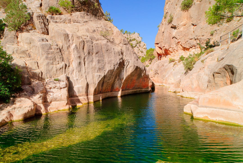 This 28 degree natural spa is a well-kept secret – free, yet it is in a region much appreciated by the French