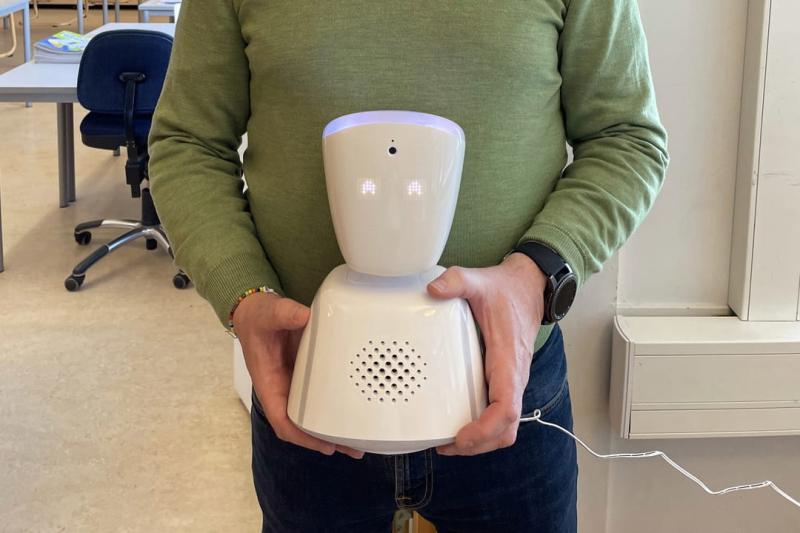 This robot can replace sick children at school, and even participate in class