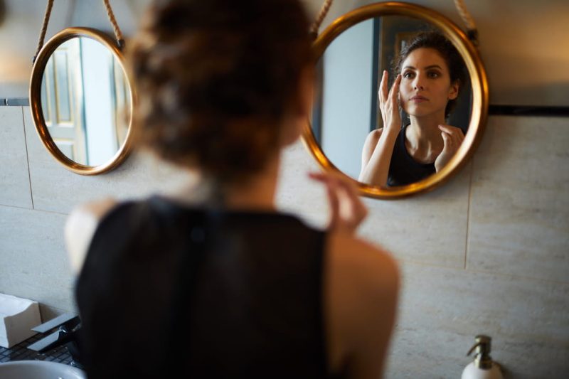 People See Themselves More Beautiful in the Mirror Than They Actually Are, Study Finds