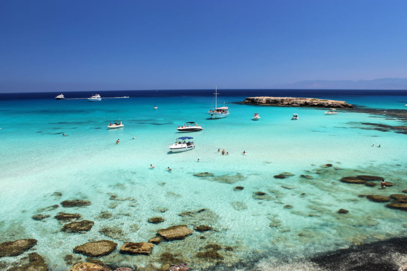 This blue lagoon 4 hours from Paris looks like the Caribbean, it&#39;s still 25 degrees in October