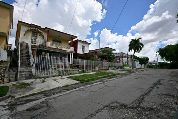 In Cuba, the guardian angels of the houses left empty by emigration