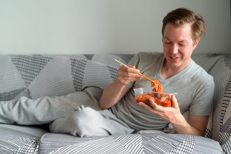 Eating in this position is a very bad idea, yet many French people do it.