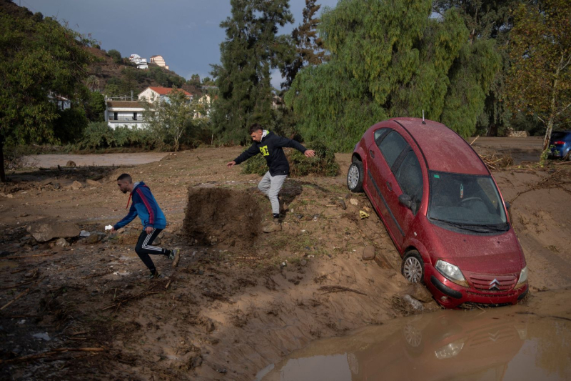 At least 62 dead in &#39;terrific&#39; floods in Spain