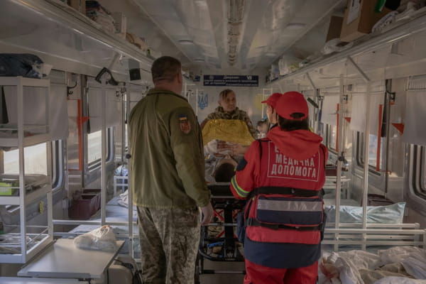 In Ukraine, on board a secret train to evacuate wounded soldiers