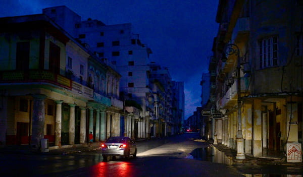 Hurricane imminent in Cuba, spends second night without electricity