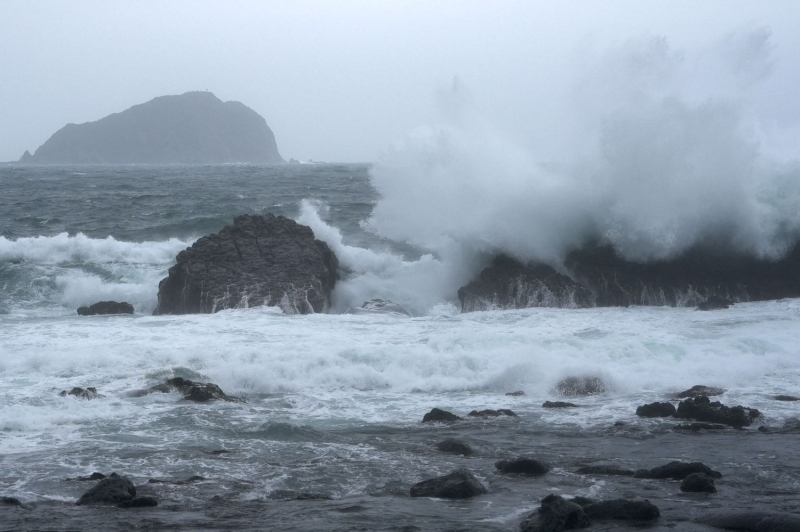 Five-meter waves hit Taiwan ahead of typhoon &#39;Kong-rey&#39;