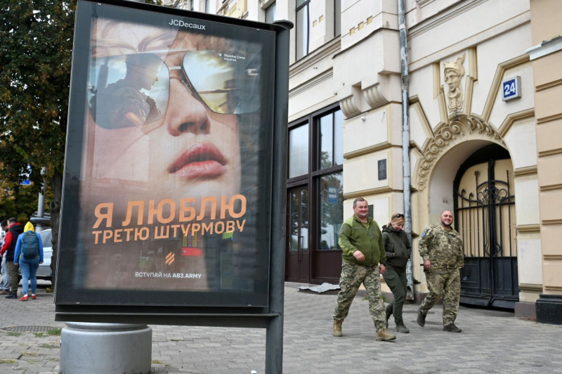 In Ukraine, the marketing battle to make the army “sexy”