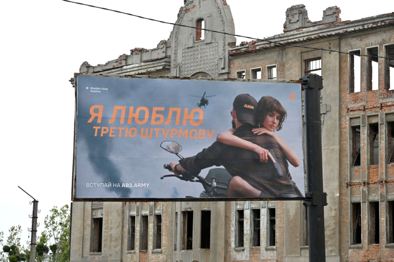 In Ukraine, the marketing battle to make the army “sexy”