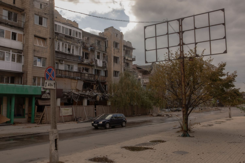 Near the Ukrainian Front, a Town Empties and a Cafe Fills Up