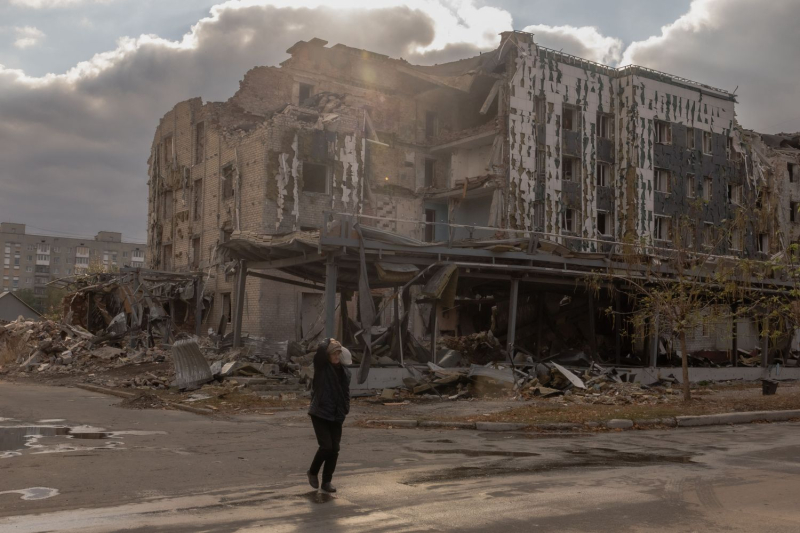 Near the Ukrainian Front, a Town Empties and a Cafe Fills Up