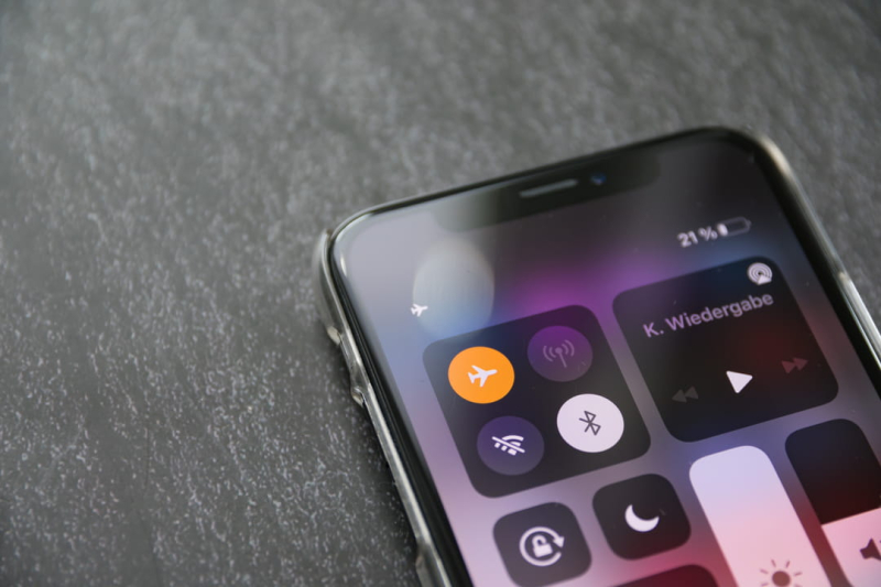 Here&#39;s Why You Absolutely Should Turn On Airplane Mode Mid-Flight