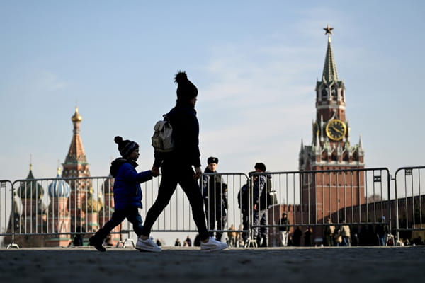 Russia: MPs ban promotion of &#39;child-free&#39; life