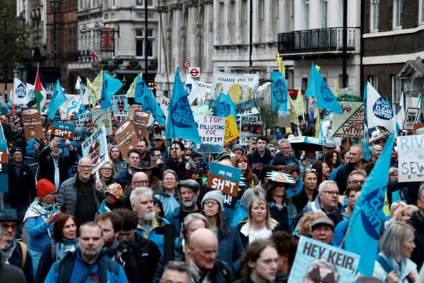 Thousands march in London against water pollution