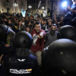 Tens of thousands of Spaniards take to the streets to express their anger at flood management