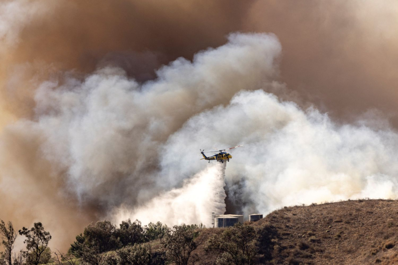 Thousands threatened by wildfire near Los Angeles