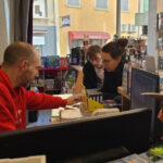 Between exchanges and offbeat purchases, Christmas persists in several stores in Alès