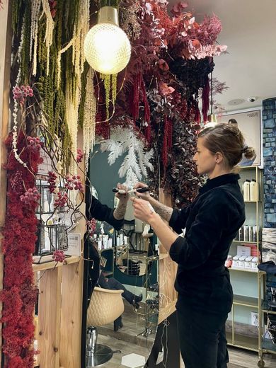 When the art of decoration enhances businesses and their windows in Béziers