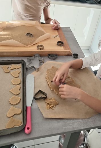 Middle school students sell shortbread to fund trip to Italy