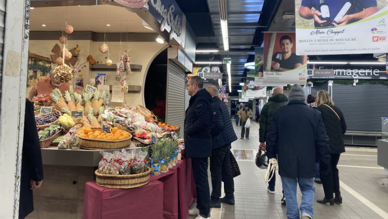 At the Nîmes market halls, customers and stallholders extend the festivities to their plates on this Christmas Day