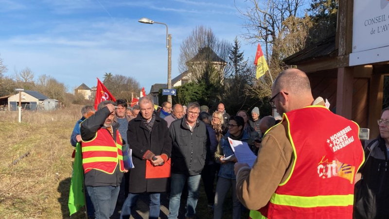 At Laissac station, mobilization, tools in hand to save the Rodez-Millau railway line