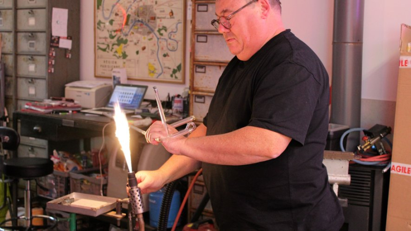 In Sète, Denis Lambert blows glass with a blowtorch to restore and create all kinds of neon lights