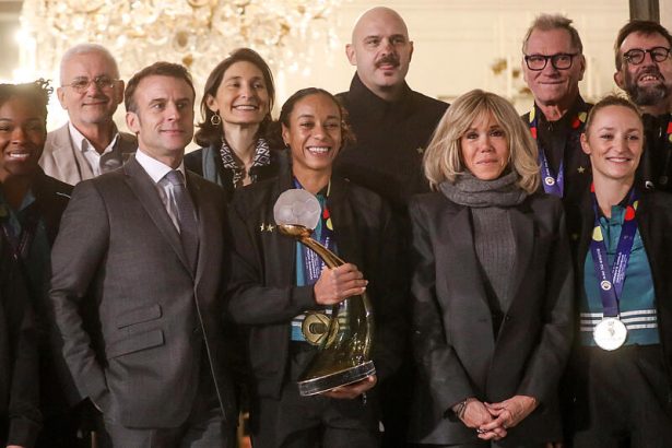 Brigitte Macron : son look monochrome hivernal fait toujours ses preuves à l'Elysée