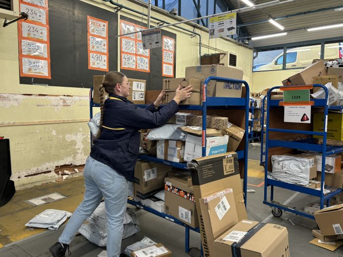 In December, parcels are bustling at La Poste: when postmen turn into Christmas elves