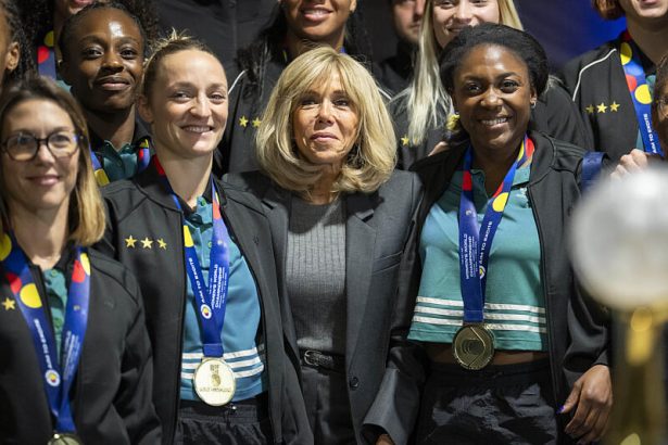 Brigitte Macron : son look monochrome hivernal fait toujours ses preuves à l'Elysée