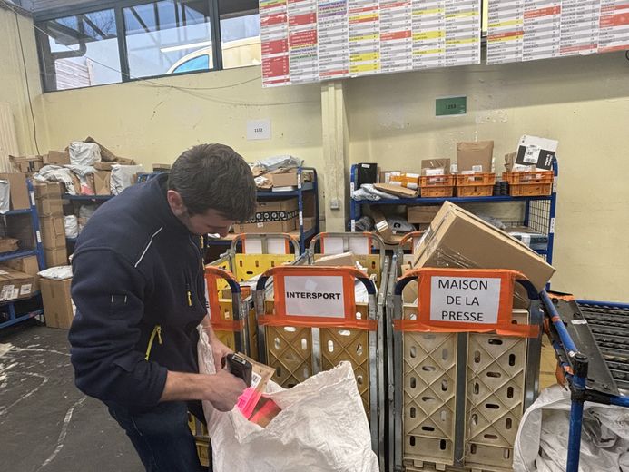 In December, parcels are bustling at La Poste: when postmen turn into Christmas elves