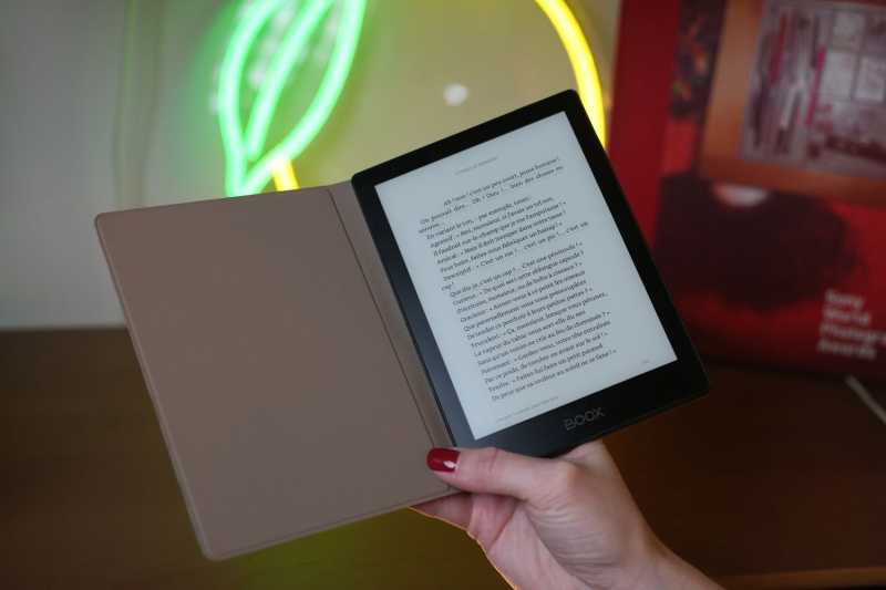 After years of reluctance, I (finally) tested an e-reader