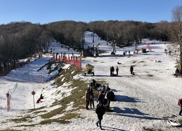 Closed slopes at Alti-Aigoual, in the Gard: without skiers, an opportunity to enjoy the pleasures of snow gently