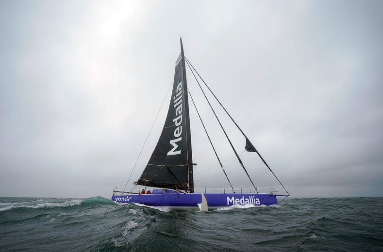 Vendée Globe: British Pip Hare (Medallia) forced to retire after dismasting