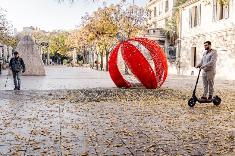 Come aboard the little Christmas train and experience the magic of the holidays in Nîmes