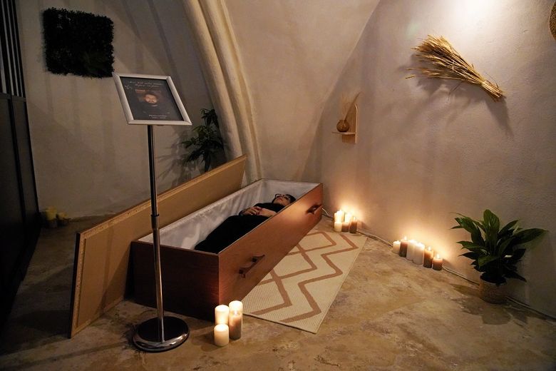 VIDEO. "Coffin therapy, the idea of ​​the century": she organizes fake funerals in Montpellier to help you get your taste for life back