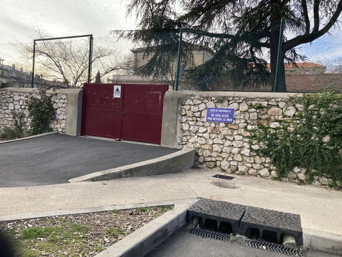 "Children find syringes in front of the school, it&#39;s an open-air shooting gallery": Desperate residents in Montpellier