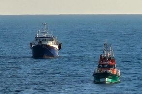 A trawler with engine failure, towed by the SNSM from Sète