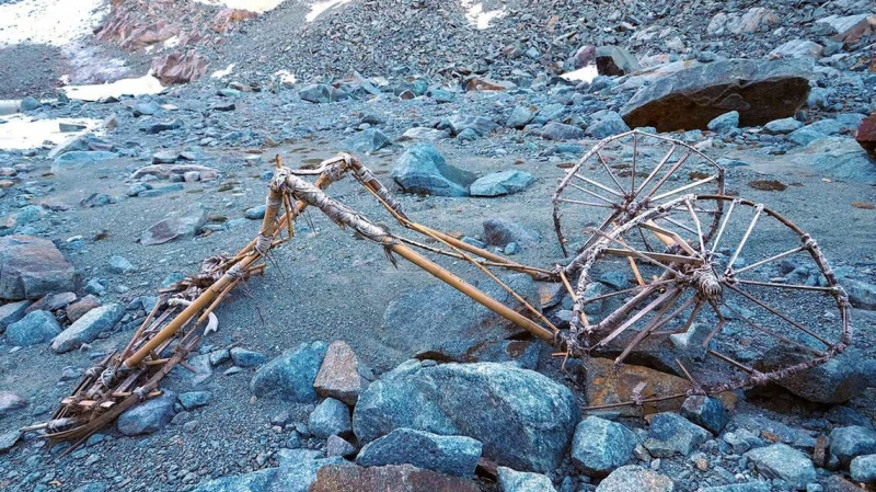 Quel est cet étrange véhicule en bambou découvert dans les glaces des Alpes suisses ?