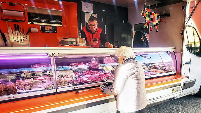 In Espondeilhan, the truck of the pork butcher Christophe Vidal creates social ties