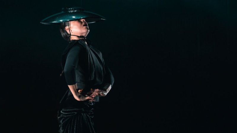 Rocío Molina at the Flamenco Festival of Nîmes, self-portrait with three guitars