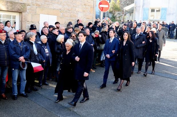 Obsèques de Jean-Marie le Pen : ses filles et son clan, abattus et unis dans la douleur, lui disent adieu